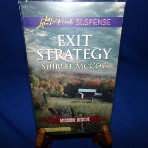 Love Inspired Suspense - Exit Strategy by Shirlee McCoy - Large Print Paperback